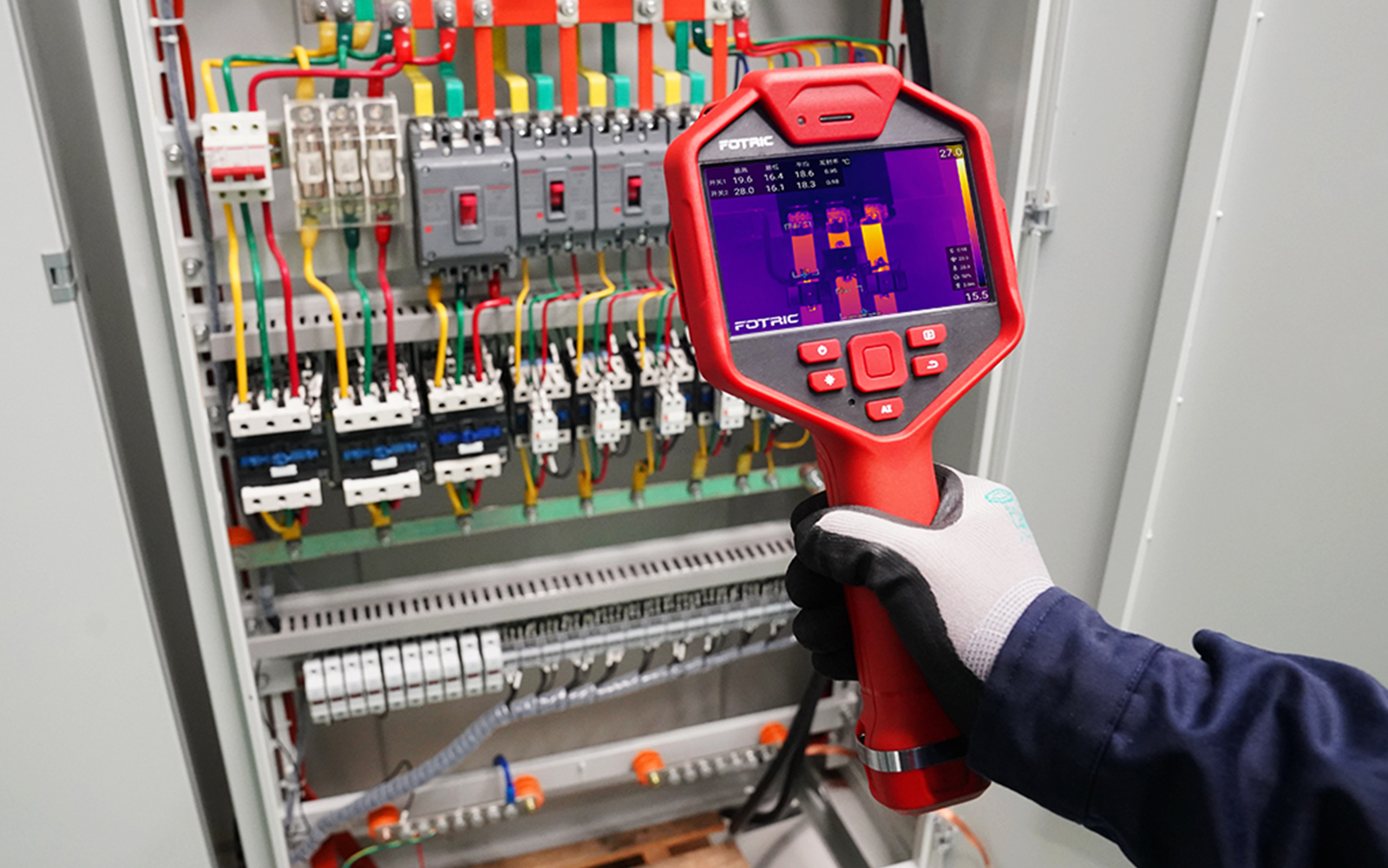 FOTRIC 340+热像仪检测配电柜